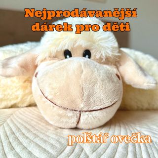 To je velmi, velmi hebká a na dotek příjemná ovečka ☺️🐑. Jakmile vezmete polštář do ruky, už ho nepustíte. Díky všitému...